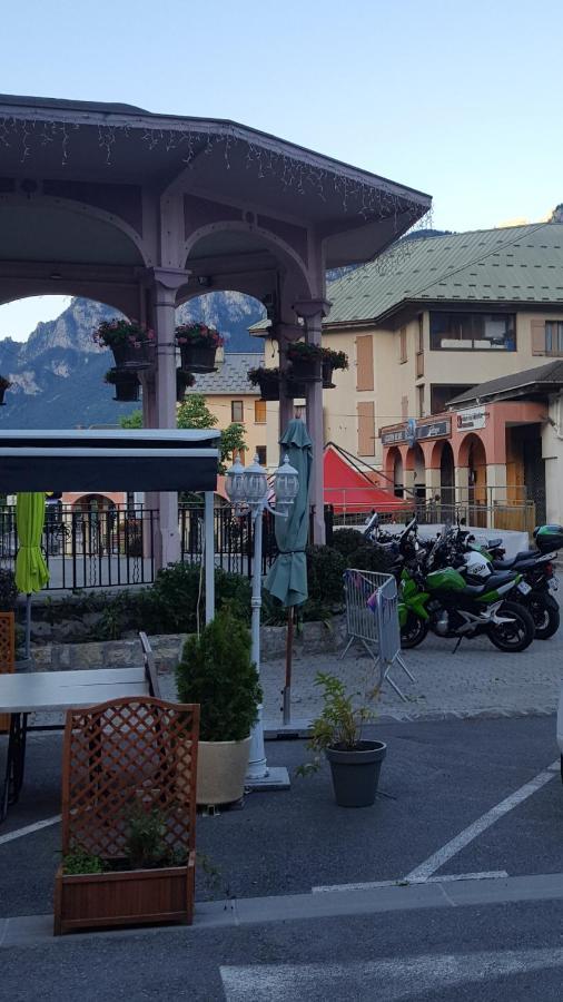 Hôtel Restaurant Glaizette LʼArgentière-la-Bessée Extérieur photo